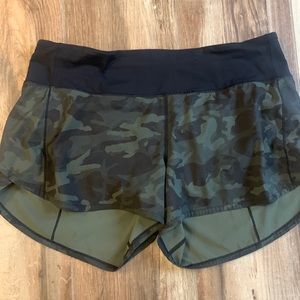 Lululemon speed up camo shorts 4 inch size 10 EUC